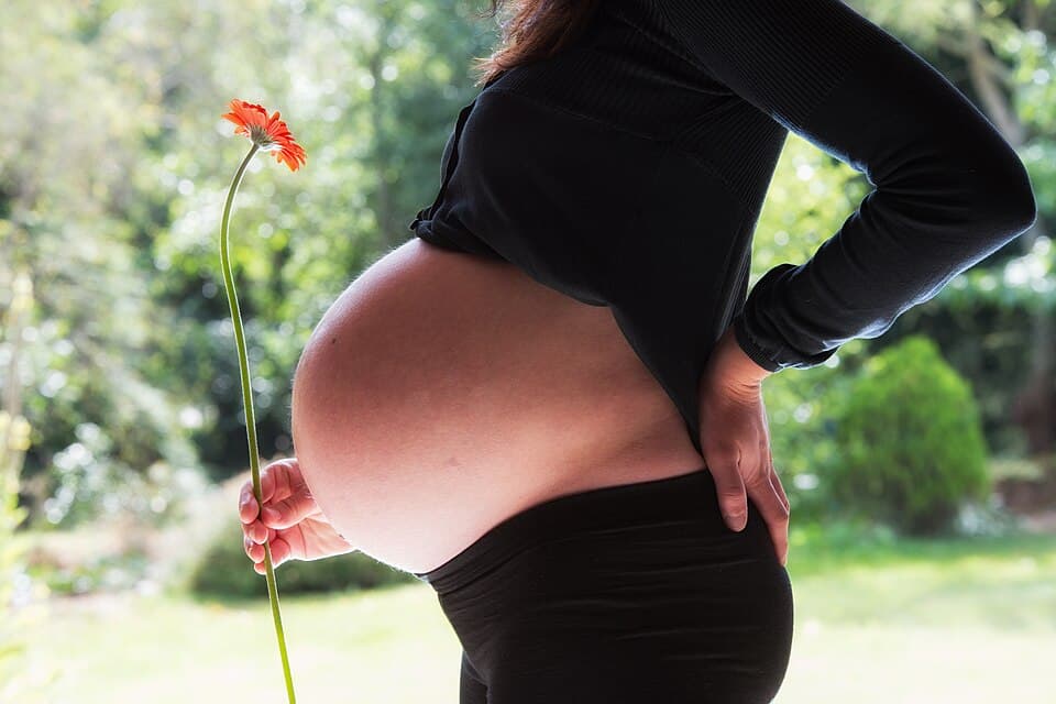 femme enceinte main sur le ventre