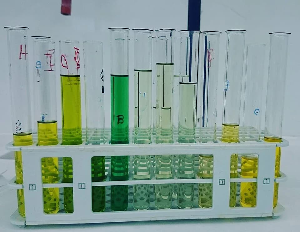 Tubes de chromatographie montrant la séparation des composés par couleur et densité