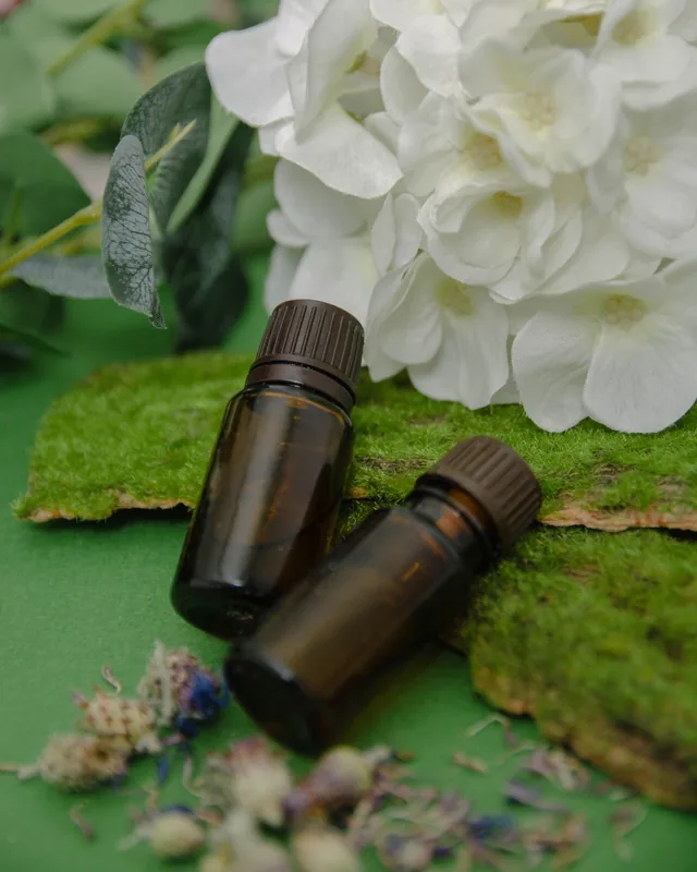 Préparation d'un mélange d'huiles essentielles avec pipette et flacon en verre