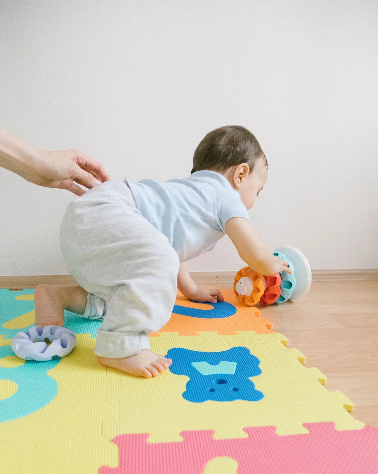 Mains d'un enfant entourées de fleurs - douceur et prudence en aromathérapie pédiatrique