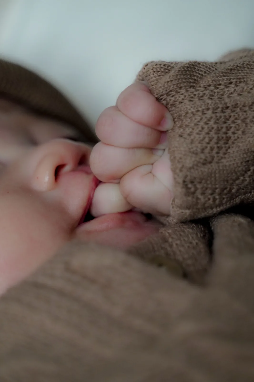Parent appliquant avec précaution une huile essentielle diluée près d'un enfant