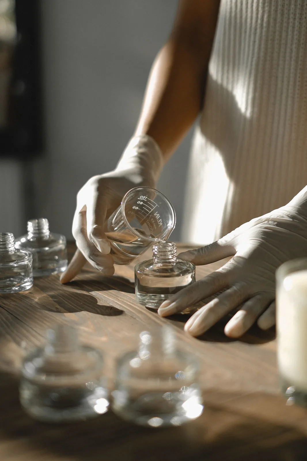 Dosage précis d'un liquide à l'aide d'un bécher gradué en laboratoire