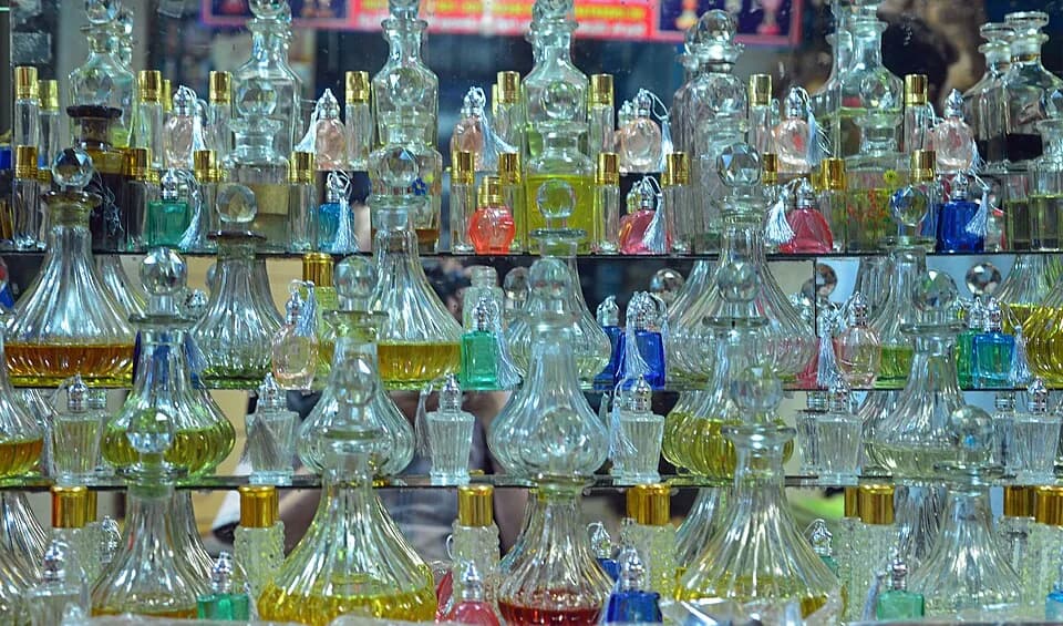 Flacons d'huiles essentielles rangés - usage pratique quotidien de l'aromathérapie