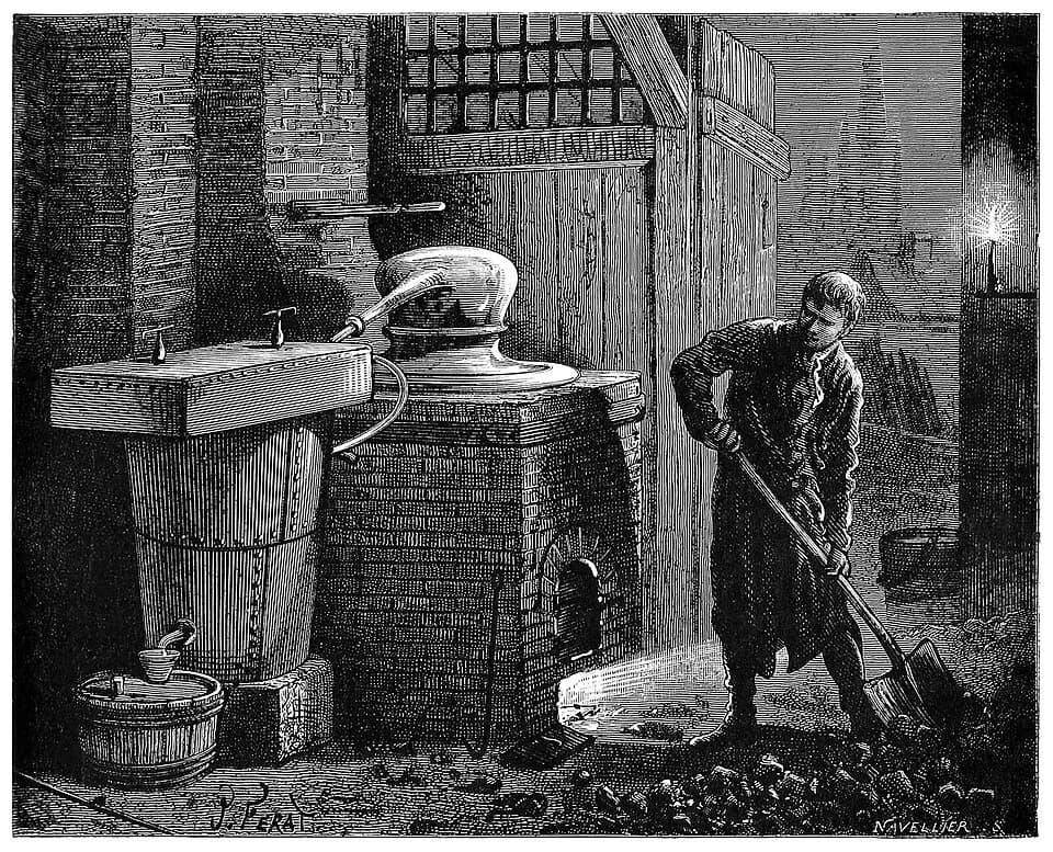Distillateur expérimentant un alambic artisanal pour l'extraction des huiles essentielles