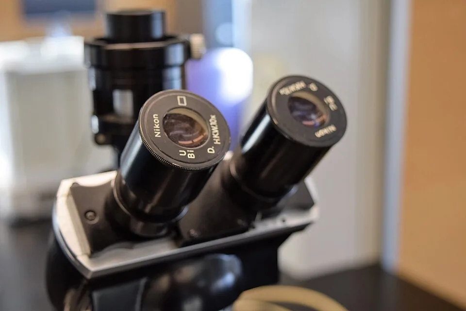 Oculaires de microscope en laboratoire - rigueur analytique de l'aromathérapie scientifique