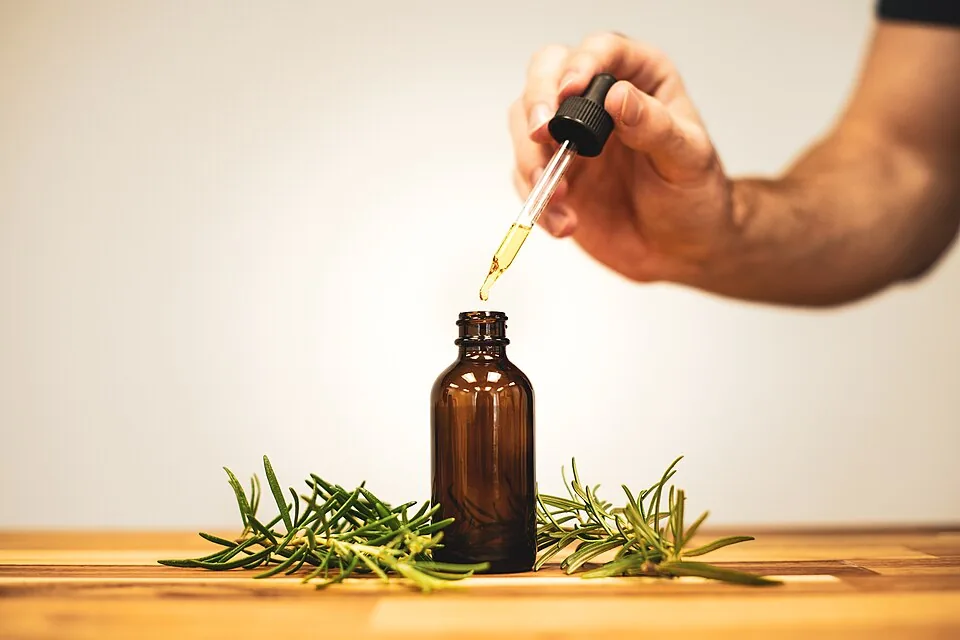 Application d'huile essentielle diluée sur la peau - massage aromathérapie