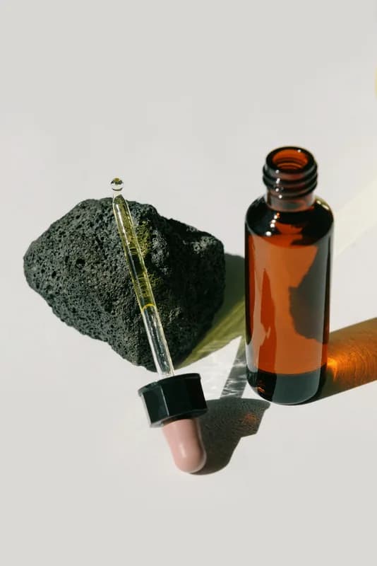 Flacon d'huile essentielle avec son bouchon compte-gouttes sécurisé