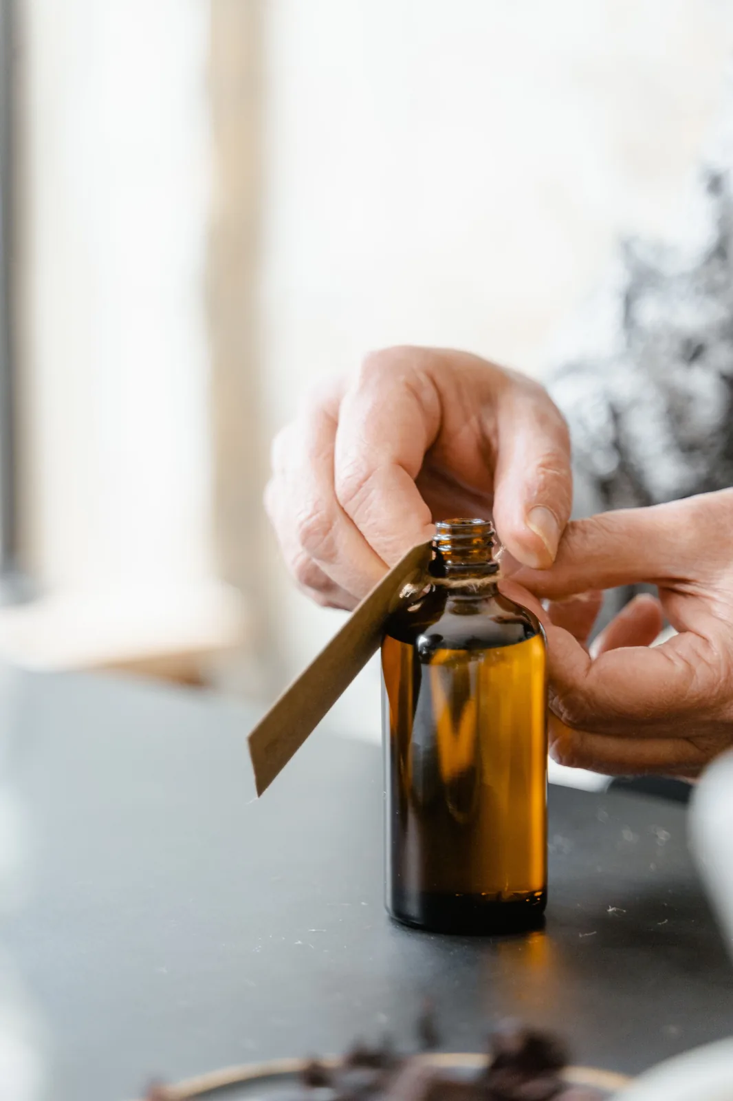 Préparation d'un mélange aromathérapie à la main - recette pratique maison