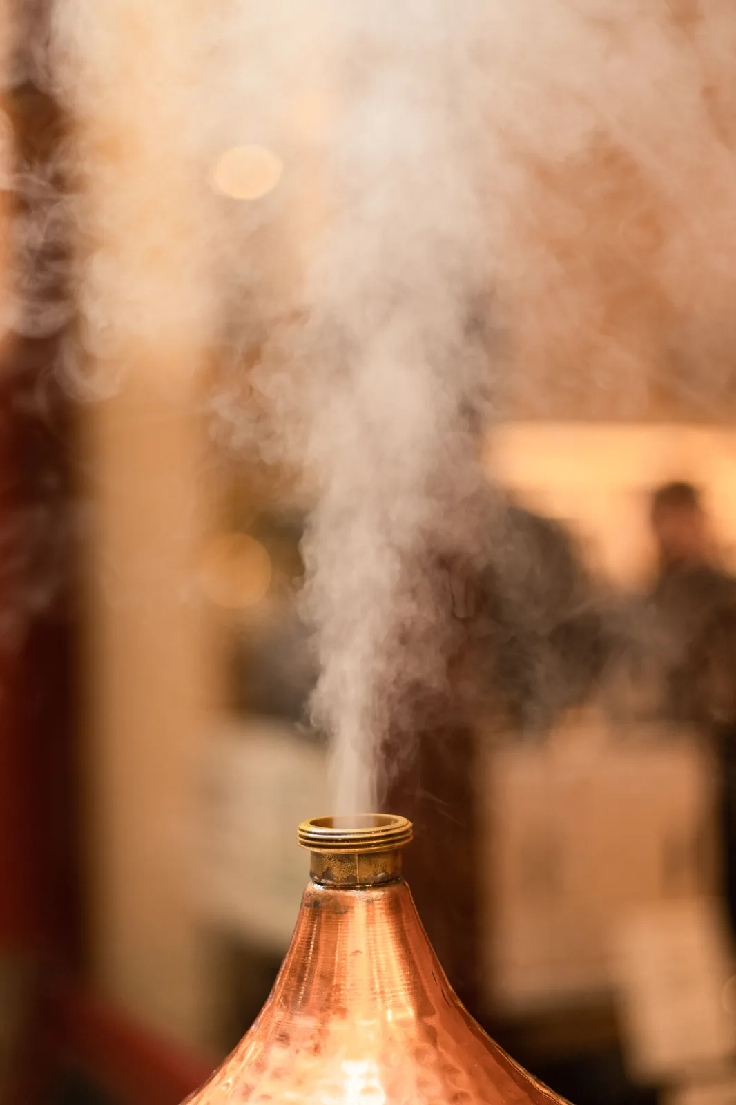 Diffuseur d'huiles essentielles en fonctionnement le soir pour une ambiance détente