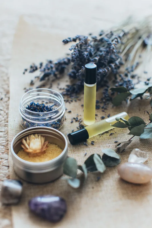 Mélange d'huiles essentielles — flacon et pipette sur fond naturel